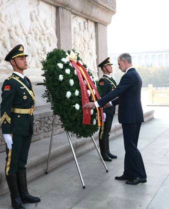 12-11-2025 Monument King Felipe and Queen Letizia stand in front of members of the honor guard during a wreath laying ceremony at the Monument to the Peoples Heroes, in Tiananmen Square, in Beijing, China. Â  Copyright: xPPEx