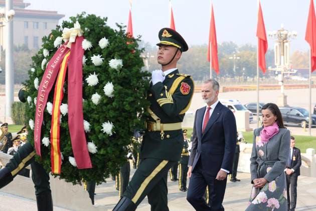 12-11-2025 Monument King Felipe and Queen Letizia stand in front of members of the honor guard during a wreath laying ceremony at the Monument to the Peoples Heroes, in Tiananmen Square, in Beijing, China. Â  Copyright: xPPEx