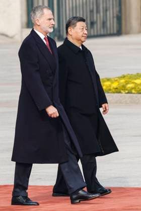 Spain s King Felipe VI (L) and Chinese President Xi Jinping (R) walk during a welcome ceremony at the Great Hall of People in Beijing, China, 12 November 2025. Spain s royal couple is on a state visit to China until 13 November. King of Spain Felipe VI and Queen Letizia visits Beijing !ACHTUNG: NUR REDAKTIONELLE NUTZUNG!  Copyright: xChemaxMoyax GRAF2336 20251112-55018509904_1
