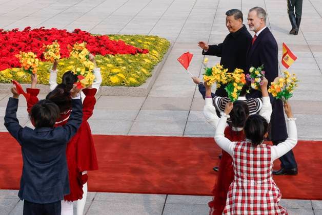 Spain s King Felipe VI (R) and Chinese President Xi Jinping (2R) attend the welcome ceremony at the Great Hall of People in Beijing, China, 12 November 2025. Spain s royal couple is on a state visit to China until 13 November. King of Spain Felipe VI and Queen Letizia visits Beijing !ACHTUNG: NUR REDAKTIONELLE NUTZUNG!  Copyright: xChemaxMoyax GRAF2335 20251112-55018509916_1