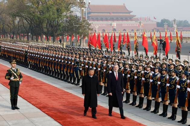 Spain s King Felipe VI (C-R) and Chinese President Xi Jinping (C-L) review the honor guard during a welcome ceremony at the Great Hall of People in Beijing, China, 12 November 2025. Spain s royal couple is on a state visit to China until 13 November. King of Spain Felipe VI and Queen Letizia visits Beijing !ACHTUNG: NUR REDAKTIONELLE NUTZUNG!  Copyright: xChemaxMoyax GRAF2406 20251112-55018509920_1