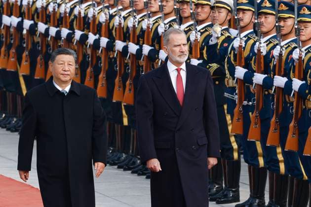 Spain s King Felipe VI (C) and Chinese President Xi Jinping (L) review the honor guard during a welcome ceremony at the Great Hall of People in Beijing, China, 12 November 2025. Spain s royal couple is on a state visit to China until 13 November. King of Spain Felipe VI and Queen Letizia visits Beijing !ACHTUNG: NUR REDAKTIONELLE NUTZUNG!  Copyright: xChemaxMoyax GRAF2271 20251112-55018509930_1