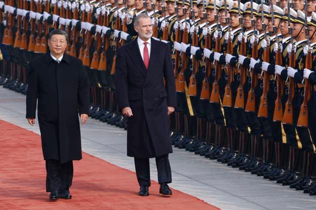 Spain s King Felipe VI (C) and Chinese President Xi Jinping (L) review the honor guard during a welcome ceremony at the Great Hall of People in Beijing, China, 12 November 2025. Spain s royal couple is on a state visit to China until 13 November. King of Spain Felipe VI and Queen Letizia visits Beijing !ACHTUNG: NUR REDAKTIONELLE NUTZUNG!  Copyright: xChemaxMoyax GRAF2308 20251112-55018509935_1
