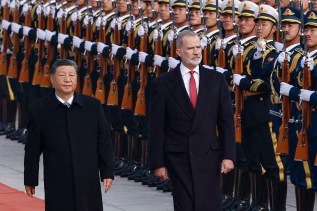 Spain s King Felipe VI (R) and Chinese President Xi Jinping (L) review the honor guard during a welcome ceremony at the Great Hall of People in Beijing, China, 12 November 2025. Spain s royal couple is on a state visit to China until 13 November. King of Spain Felipe VI and Queen Letizia visits Beijing !ACHTUNG: NUR REDAKTIONELLE NUTZUNG!  Copyright: xChemaxMoyax GRAF2306 20251112-55018509941_1