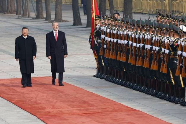 Spain s King Felipe VI (2L) and Chinese President Xi Jinping (L) review the honor guard during a welcome ceremony at the Great Hall of People in Beijing, China, 12 November 2025. Spain s royal couple is on a state visit to China until 13 November. King of Spain Felipe VI and Queen Letizia visits Beijing !ACHTUNG: NUR REDAKTIONELLE NUTZUNG!  Copyright: xChemaxMoyax GRAF2304 20251112-55018509943_1