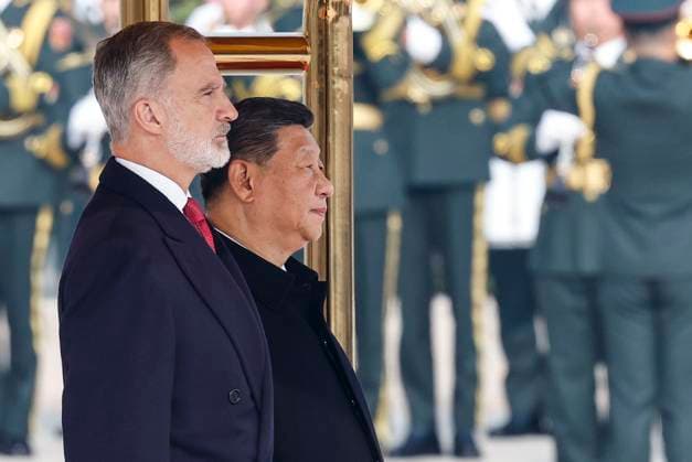 Spain s King Felipe VI (L) and Chinese President Xi Jinping (2L) attend the welcome ceremony at the Great Hall of People in Beijing, China, 12 November 2025. Spain s royal couple is on a state visit to China until 13 November. King of Spain Felipe VI and Queen Letizia visits Beijing !ACHTUNG: NUR REDAKTIONELLE NUTZUNG!  Copyright: xChemaxMoyax GRAF2272 20251112-55018509952_1