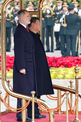 Spain s King Felipe VI (L) and Chinese President Xi Jinping (C) attend the welcome ceremony at the Great Hall of People in Beijing, China, 12 November 2025. Spain s royal couple is on a state visit to China until 13 November. King of Spain Felipe VI and Queen Letizia visits Beijing !ACHTUNG: NUR REDAKTIONELLE NUTZUNG!  Copyright: xChemaxMoyax GRAF2302 20251112-55018509982_1