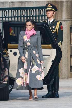 Spain s Queen Letizia (C) arrives to attend the welcoming ceremony hosted by Chinese President Xi Jinping and his wife Peng Liyuan at the Great Hall of People in Beijing, China, 12 November 2025. Spain s royal couple is on a state visit to China until 13 November. King of Spain Felipe VI and Queen Letizia visits Beijing !ACHTUNG: NUR REDAKTIONELLE NUTZUNG!  Copyright: xChemaxMoyax GRAF2311 20251112-55018510023_1