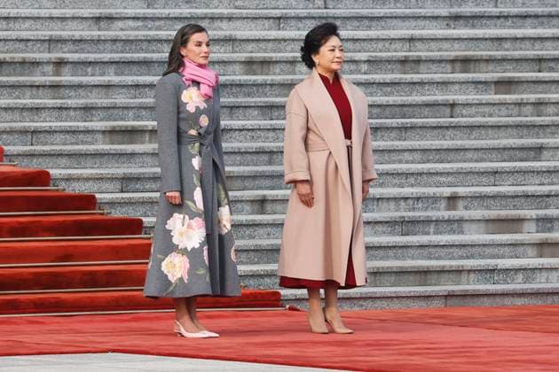 Chinese First Lady, Peng Liyuan (R), and Spain s Queen Letizia (L) attend the welcoming ceremony at the Great Hall of People in Beijing, China, 12 November 2025. Spain s royal couple is on a state visit to China until 13 November. King of Spain Felipe VI and Queen Letizia visits Beijing !ACHTUNG: NUR REDAKTIONELLE NUTZUNG!  Copyright: xChemaxMoyax GRAF2277 20251112-55018510043_1