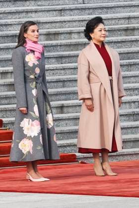 Chinese First Lady, Peng Liyuan (R), and Spain s Queen Letizia (L) attend the welcoming ceremony at the Great Hall of People in Beijing, China, 12 November 2025. Spain s royal couple is on a state visit to China until 13 November. King of Spain Felipe VI and Queen Letizia visits Beijing !ACHTUNG: NUR REDAKTIONELLE NUTZUNG!  Copyright: xChemaxMoyax GRAF2305 20251112-55018510045_1