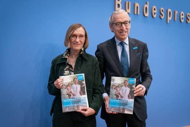Bundespressekonferenz zum Thema Eine Perspektive für jedes Kind. UNICEF-Bericht zur Lage der Kinder in Deutschland 2025 Georg Graf Waldersee, Vorstandsorsitzender UNICEF Deutschland gemeinsam mit Prof. Dr. Sabine Walper, Vorstandsvorsitzende und Direktorin Deutsches Jugendinstitut (DJI) mit dem UNICEF Bericht in der Hand. im Vorfeld der Bundespressekonferenz zum Thema Eine Perspektive für jedes Kind. UNICEF-Bericht zur Lage der Kinder in Deutschland 2025, Berlin , 12.11.2025 Berlin Berlin Deutschland *** Federal Press Conference on the topic A perspective for every child UNICEF Report on the situation of children in Germany 2025 Georg Graf Waldersee, Chairman of the Board UNICEF Germany together with Prof Dr Sabine Walper, Chairman of th
