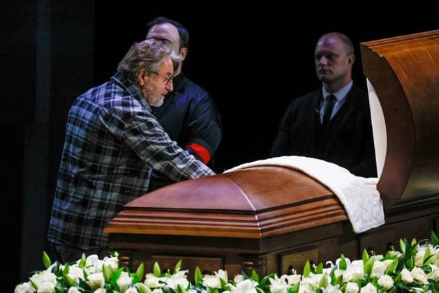 RUSSIA, MOSCOW - NOVEMBER 12, 2025: Actor Leonid Yarmolnik (L) attends a farewell ceremony for the late actor Vladimir Simonov at Vakhtangov Theatre. Vladimir Simonov passed away on 8 November 2025 at the age of 68 Moscow Russia  - ZUMAt113 20251112_zaa_t113_149 Copyright: xYuliaxMorozovax