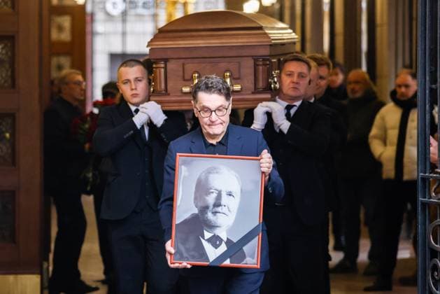RUSSIA, MOSCOW - NOVEMBER 12, 2025: Actor Sergei Makovetsky carries a portrait of the deceased in front of pallbearers carrying the casket after a farewell ceremony for the late actor Vladimir Simonov at Vakhtangov Theatre. Vladimir Simonov passed away on 8 November 2025 at the age of 68 Moscow Russia  - ZUMAt113 20251112_zaa_t113_161 Copyright: xYuliaxMorozovax