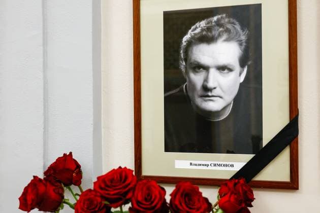RUSSIA, MOSCOW - NOVEMBER 12, 2025: Flowers are seen by a portrait of the late actor Vladimir Simonov at Vakhtangov Theatre. Vladimir Simonov passed away on 8 November 2025 at the age of 68 Moscow Russia  - ZUMAt113 20251112_zaa_t113_168 Copyright: xYuliaxMorozovax