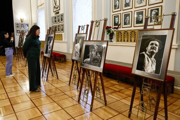 RUSSIA, MOSCOW - NOVEMBER 12, 2025: Portraits of the late actor Vladimir Simonov are seen at Vakhtangov Theatre. Vladimir Simonov passed away on 8 November 2025 at the age of 68 Moscow Russia  - ZUMAt113 20251112_zaa_t113_169 Copyright: xYuliaxMorozovax