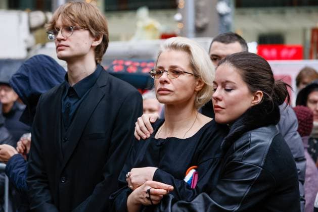 RUSSIA, MOSCOW - NOVEMBER 12, 2025: Widow Yana Sobolevskaya (C) is seen after a farewell ceremony for the late actor Vladimir Simonov at Vakhtangov Theatre. Vladimir Simonov passed away on 8 November 2025 at the age of 68 Moscow Russia  - ZUMAt113 20251112_zaa_t113_170 Copyright: xYuliaxMorozovax