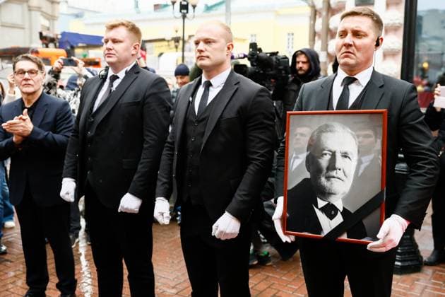 RUSSIA, MOSCOW - NOVEMBER 12, 2025: A man holds a portrait of the deceased after a farewell ceremony for the late actor Vladimir Simonov at Vakhtangov Theatre. Vladimir Simonov passed away on 8 November 2025 at the age of 68 Moscow Russia  - ZUMAt113 20251112_zaa_t113_184 Copyright: xYuliaxMorozovax