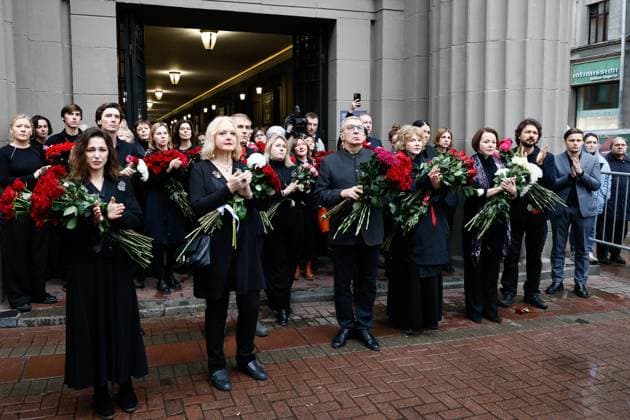 RUSSIA, MOSCOW - NOVEMBER 12, 2025: People applaud as the casket is carried away after a farewell ceremony for the late actor Vladimir Simonov at Vakhtangov Theatre. Vladimir Simonov passed away on 8 November 2025 at the age of 68 Moscow Russia  - ZUMAt113 20251112_zaa_t113_185 Copyright: xYuliaxMorozovax