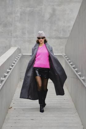 Das Model geht selbstbewusst in urbaner Mode mit knallrosafarbenem Pullover und stylischem Mantel Model walks confidently in urban fashion featuring bright pink sweater and stylish coat Copyright: imageBROKER AlekseixIsachenko ibxaii15663219.jpg ,model released, Symbolfoto ,property released