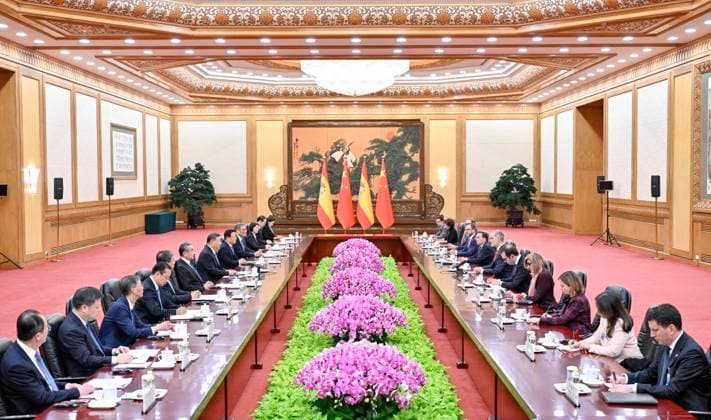 (251112) -- BEIJING, Nov. 12, 2025 -- Chinese President Xi Jinping meets with King Felipe VI of Spain, who is on a state visit to China, at the Great Hall of the People in Beijing, capital of China, Nov. 12, 2025. ) CHINA-BEIJING-XI JINPING-SPANISH KING-MEETING (CN) YinxBogu 