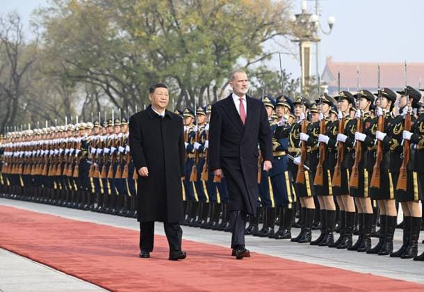 (251112) -- BEIJING, Nov. 12, 2025 -- Chinese President Xi Jinping holds a welcome ceremony for King Felipe VI of Spain at the square outside the east gate of the Great Hall of the People prior to their meeting in Beijing, capital of China, Nov. 12, 2025. Xi met with King Felipe VI, who is on a state visit to China, at the Great Hall of the People in Beijing on Wednesday. ) CHINA-BEIJING-XI JINPING-SPANISH KING-MEETING (CN) XiexHuanchi 