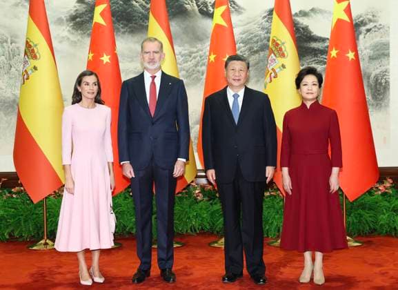 (251112) -- BEIJING, Nov. 12, 2025 -- Chinese President Xi Jinping and his wife Peng Liyuan pose for a group photo with King Felipe VI of Spain and his wife Queen Letizia in Beijing, capital of China, Nov. 12, 2025. Xi met with King Felipe VI, who is on a state visit to China, at the Great Hall of the People in Beijing on Wednesday. ) CHINA-BEIJING-XI JINPING-SPANISH KING-MEETING (CN) HuangxJingwen 