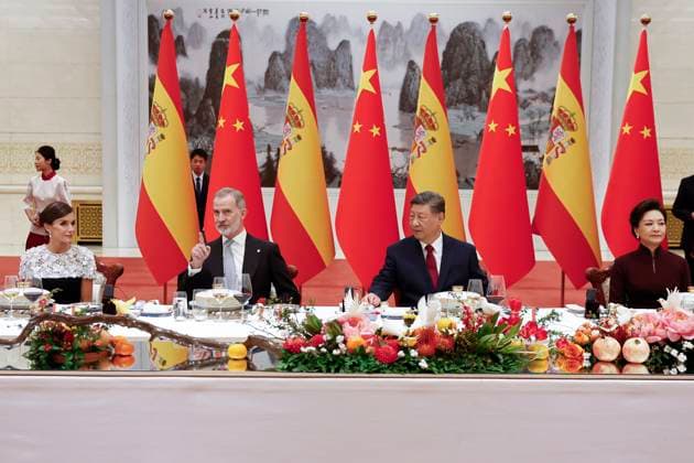Chinese President Xi Jinping (2R) and First Lady Peng Liyuan (R) and Spain s King Felipe VI (2L) and Queen Letizia (L) attend the gala dinner hosted by Chinese leader and his wife at the Great Hall of People in Beijing, China, 12 November 2025. Spain s royal couple is on a state visit to China until 13 November. King of Spain Felipe VI and Queen Letizia visits Beijing !ACHTUNG: NUR REDAKTIONELLE NUTZUNG!  Copyright: xChemaxMoyax GRAF2524 20251112-55018511449_1