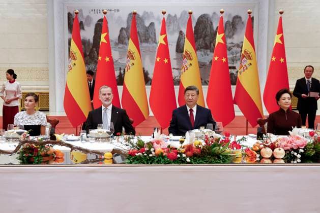 Chinese President Xi Jinping (2R) and First Lady Peng Liyuan (R) and Spain s King Felipe VI (2L) and Queen Letizia (L) attend the gala dinner hosted by Chinese leader and his wife at the Great Hall of People in Beijing, China, 12 November 2025. Spain s royal couple is on a state visit to China until 13 November. King of Spain Felipe VI and Queen Letizia visits Beijing !ACHTUNG: NUR REDAKTIONELLE NUTZUNG!  Copyright: xChemaxMoyax GRAF2525 20251112-55018511456_1