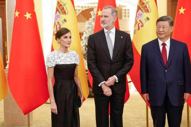 Chinese President Xi Jinping (R), Spain s King Felipe VI (C) and Queen Letizia (L) greet the guests during the gala dinner at the Great Hall of People in Beijing, China, 12 November 2025. Spain s royal couple is on a state visit to China until 13 November. King of Spain Felipe VI and Queen Letizia visits Beijing !ACHTUNG: NUR REDAKTIONELLE NUTZUNG!  Copyright: xChemaxMoyax GRAF2566 20251112-55018511488_1