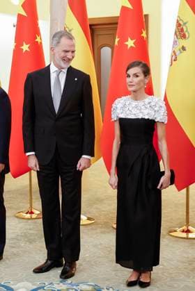 Spain s King Felipe VI (L) and Queen Letizia (R) attend the gala dinner hosted by Chinese President, Xi Jinping (unseen), and First Lady, Peng Liyuan (unseen), at the Great Hall of People in Beijing, China, 12 November 2025. Spain s royal couple is on a state visit to China until 13 November. King of Spain Felipe VI and Queen Letizia visits Beijing !ACHTUNG: NUR REDAKTIONELLE NUTZUNG!  Copyright: xChemaxMoyax GRAF2526 20251112-55018511542_1