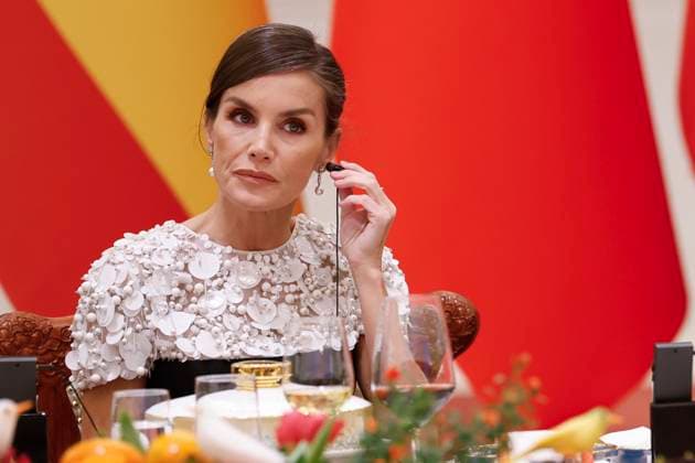 Spain s Queen Letizia (C) attends the gala dinner hosted by Chinese President, Xi Jinping (unseen), and First Lady, Peng Liyuan (unseen), at the Great Hall of People in Beijing, China, 12 November 2025. Spain s royal couple is on a state visit to China until 13 November. King of Spain Felipe VI and Queen Letizia visits Beijing !ACHTUNG: NUR REDAKTIONELLE NUTZUNG!  Copyright: xChemaxMoyax GRAF2534 20251112-55018511564_1
