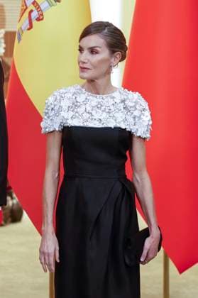 Spain s Queen Letizia (C) attends the gala dinner hosted by Chinese President, Xi Jinping (unseen), and First Lady, Peng Liyuan (unseen), at the Great Hall of People in Beijing, China, 12 November 2025. Spain s royal couple is on a state visit to China until 13 November. King of Spain Felipe VI and Queen Letizia visits Beijing !ACHTUNG: NUR REDAKTIONELLE NUTZUNG!  Copyright: xChemaxMoyax GRAF2564 20251112-55018511565_1