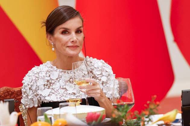 Spain s Queen Letizia (C) attends the gala dinner hosted by Chinese President, Xi Jinping (unseen), and First Lady, Peng Liyuan (unseen), at the Great Hall of People in Beijing, China, 12 November 2025. Spain s royal couple is on a state visit to China until 13 November. King of Spain Felipe VI and Queen Letizia visits Beijing !ACHTUNG: NUR REDAKTIONELLE NUTZUNG!  Copyright: xChemaxMoyax GRAF2578 20251112-55018511566_1