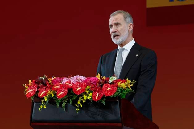Spain s King Felipe VI delivers a speech during the gala dinner hosted by Chinese President, Xi Jinping (unseen), and First Lady, Peng Liyuan (unseen), at the Great Hall of People in Beijing, China, 12 November 2025. Spain s royal couple is on a state visit to China until 13 November. King of Spain Felipe VI and Queen Letizia visits Beijing !ACHTUNG: NUR REDAKTIONELLE NUTZUNG!  Copyright: xChemaxMoyax GRAF2529 20251112-55018511686_1