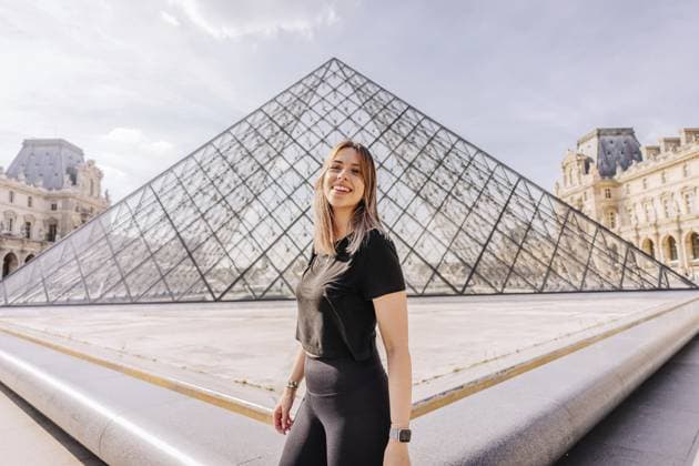 Tourist posiert vor dem Louvre Museum in Paris, Frankreich Tourist posing in front of the Louvre museum in Paris, France Copyright: imageBROKER RubénxCarbó ibxiqx15496658.jpg ,model released, Symbolfoto ,property released