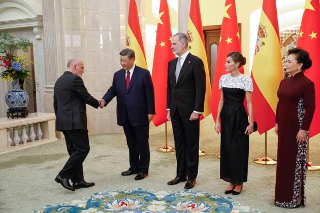Chinese President Xi Jinping (2L), greets the President of Spanish National Professional Soccer League, Javier Tebas (L), next to Spain s King Felipe VI (C) and Queen Letizia (2R) and Chinese First Lady, Peng Liyuan (R), during the gala dinner at the Great Hall of People in Beijing, China, 12 November 2025. Spain s royal couple is on a state visit to China until 13 November. King of Spain Felipe VI and Queen Letizia visits Beijing !ACHTUNG: NUR REDAKTIONELLE NUTZUNG!  Copyright: xChemaxMoyax GRAF2552 20251112-55018512307_1