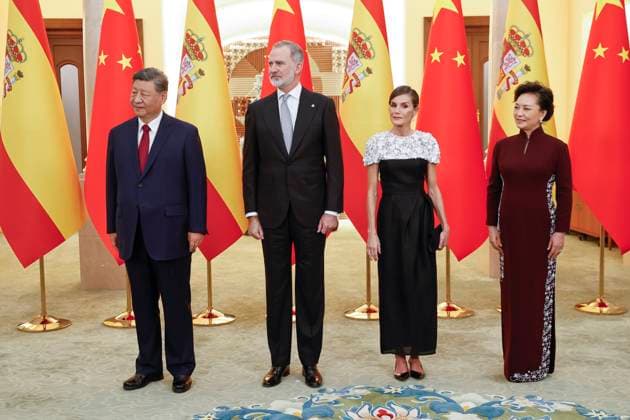 Chinese President Xi Jinping (L), Spain s King Felipe VI (2L) and Queen Letizia (2R) and Chinese First Lady, Peng Liyuan (R), during the gala dinner at the Great Hall of People in Beijing, China, 12 November 2025. Spain s royal couple is on a state visit to China until 13 November. King of Spain Felipe VI and Queen Letizia visits Beijing !ACHTUNG: NUR REDAKTIONELLE NUTZUNG!  Copyright: xChemaxMoyax GRAF2551 20251112-55018512329_1