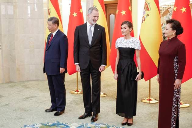 Chinese President Xi Jinping (L), Spain s King Felipe VI (2L) and Queen Letizia (2R) and Chinese First Lady, Peng Liyuan (R), during the gala dinner at the Great Hall of People in Beijing, China, 12 November 2025. Spain s royal couple is on a state visit to China until 13 November. King of Spain Felipe VI and Queen Letizia visits Beijing !ACHTUNG: NUR REDAKTIONELLE NUTZUNG!  Copyright: xChemaxMoyax GRAF2568 20251112-55018512414_1