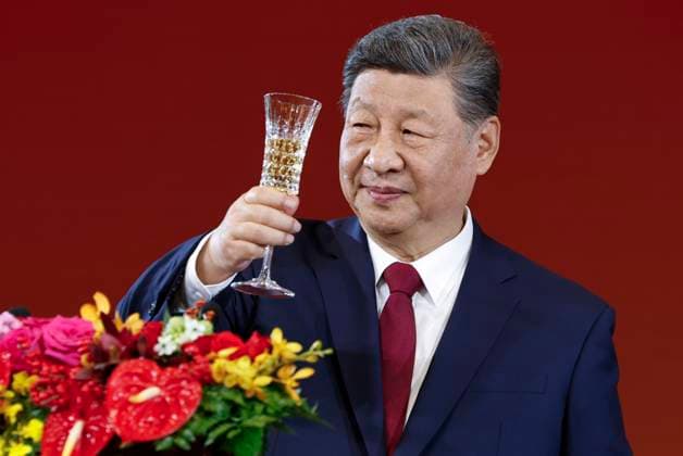 Chinese President, Xi Jinping, toasts during the gala dinner offered to Spain s King Felipe VI and Queen Letizia at the Great Hall of People in Beijing, China, 12 November 2025. Spain s royal couple is on a state visit to China until 13 November. King of Spain Felipe VI and Queen Letizia visits Beijing !ACHTUNG: NUR REDAKTIONELLE NUTZUNG!  Copyright: xChemaxMoyax GRAF2537 20251112-55018512636_1