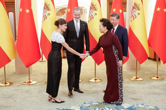 Chinese President Xi Jinping (R), Spain s King Felipe VI (2L) look at Queen Letizia (L) shaking hands with Chinese First Lady, Peng Liyuan (2R), upon their arrival at the gala dinner at the Great Hall of People in Beijing, China, 12 November 2025. Spain s royal couple is on a state visit to China until 13 November. King of Spain Felipe VI and Queen Letizia visits Beijing !ACHTUNG: NUR REDAKTIONELLE NUTZUNG!  Copyright: xChemaxMoyax GRAF2579 20251112-55018512647_1