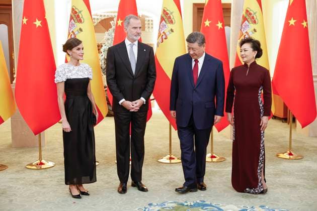 Chinese President Xi Jinping (2R), Spain s King Felipe VI (2L) and Queen Letizia (L) and Chinese First Lady, Peng Liyuan (R), during the gala dinner at the Great Hall of People in Beijing, China, 12 November 2025. Spain s royal couple is on a state visit to China until 13 November. King of Spain Felipe VI and Queen Letizia visits Beijing !ACHTUNG: NUR REDAKTIONELLE NUTZUNG!  Copyright: xChemaxMoyax GRAF2580 20251112-55018512669_1