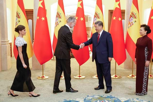 Chinese President Xi Jinping (2R), greets Spain s King Felipe VI (2L) next to Queen Letizia (L) and Chinese First Lady, Peng Liyuan (R), upon their arrival at the gala dinner at the Great Hall of People in Beijing, China, 12 November 2025. Spain s royal couple is on a state visit to China until 13 November. King of Spain Felipe VI and Queen Letizia visits Beijing !ACHTUNG: NUR REDAKTIONELLE NUTZUNG!  Copyright: xChemaxMoyax GRAF2582 20251112-55018512684_1