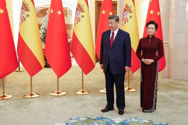 Chinese President Xi Jinping (L), and Chinese First Lady, Peng Liyuan (R), wait the arrival of Spain s King Felipe VI (unseen) and Queen Letizia (unseen) at the gala dinner at the Great Hall of People in Beijing, China, 12 November 2025. Spain s royal couple is on a state visit to China until 13 November. King of Spain Felipe VI and Queen Letizia visits Beijing !ACHTUNG: NUR REDAKTIONELLE NUTZUNG!  Copyright: xChemaxMoyax GRAF2591 20251112-55018512864_1