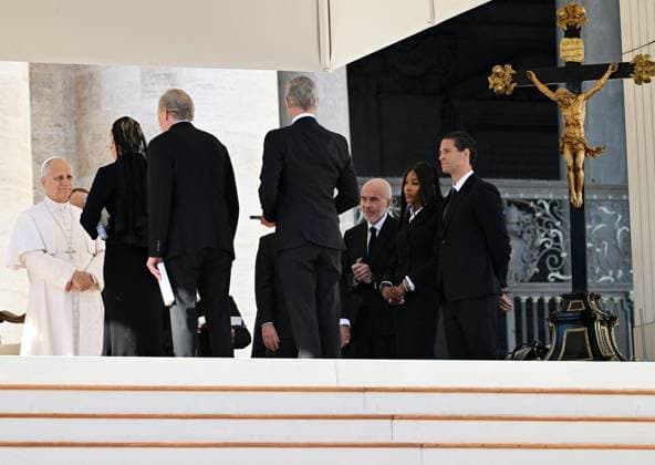 Naomi Campbell Meets Pope Leo XIV - Vatican British supermodel and actress Naomi Campbell attends Pope Leo XIV weekly general audience at St. Peter square in the Vatican on November 12, 2025. She greeted the pope and offered him a book: ‘La Via delle Spezie’. Photo by Eric Vandeville ABACAPRESS.COM Rome Vatican (or Holy See)  Copyright: xVandevillexEric ABACAx