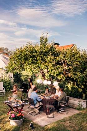 IMAGO Creative, Lifestyle, Feste im Garten #2 Group of family members having reunion dinner party in back yard at sunny day Sweden, Stockholm, model released, property released Copyright: xMaskotx , MA120745 MA120745