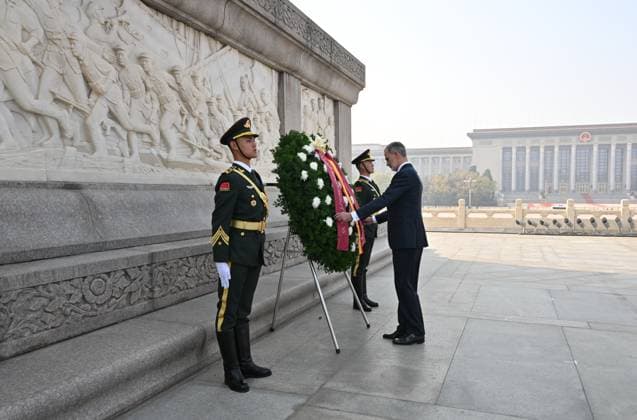(251112) -- BEIJING, Nov. 12, 2025 -- King Felipe VI of Spain lays a wreath at the Monument to the People s Heroes on Tian anmen Square in Beijing, capital of China, Nov. 12, 2025. ) CHINA-BEIJING-SPANISH KING-MONUMENT-TRIBUTE (CN)? DaixTianfang 