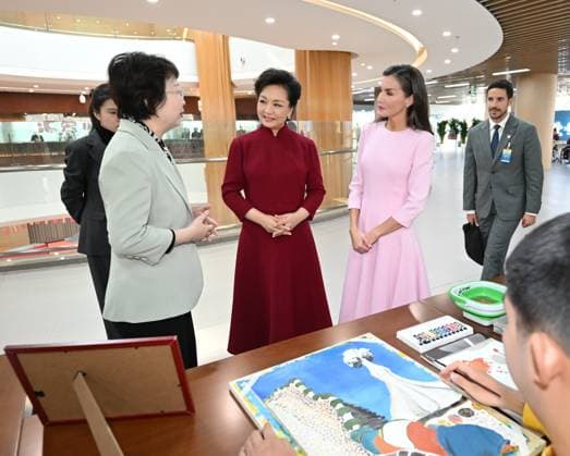 (251112) -- BEIJING, Nov. 12, 2025 -- Peng Liyuan, wife of Chinese President Xi Jinping, and Spain s Queen Letizia, who is accompanying King Felipe VI of Spain on his state visit to China, visit Beijing Demonstration Center of Service for Persons with Disabilities in Beijing, capital of China, Nov. 12, 2025. ) CHINA-BEIJING-PENG LIYUAN-SPAIN-QUEEN-LETIZIA-VISIT (CN) LixXiang 
