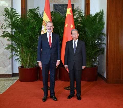(251112) -- BEIJING, Nov. 12, 2025 -- Zhao Leji, chairman of China s National People s Congress Standing Committee, meets with King Felipe VI of Spain in Beijing, capital of China, Nov. 12, 2025. ) CHINA-BEIJING-ZHAO LEJI-SPANISH KING-MEETING (CN) RaoxAimin 
