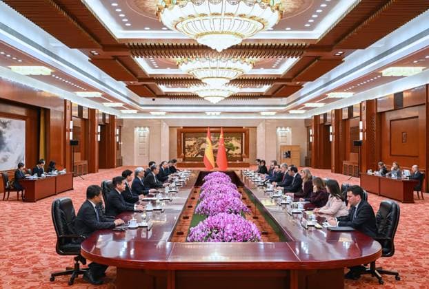(251112) -- BEIJING, Nov. 12, 2025 -- Zhao Leji, chairman of China s National People s Congress Standing Committee, meets with King Felipe VI of Spain in Beijing, capital of China, Nov. 12, 2025. ) CHINA-BEIJING-ZHAO LEJI-SPANISH KING-MEETING (CN) RaoxAimin 