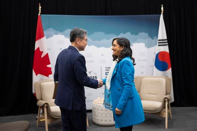 November 12, 2025, Niagara-On-The-Lake, On, Canada: Foreign Affairs Minister Anita Anand greets Minister of Foreign Affairs of Republic of Korea Cho Hyun ahead of a bilateral meeting during the G7 Foreign Ministers Meeting in Niagara-on-the-Lake, on Wednesday, Nov. 12, 2025. Niagara-On-The-Lake Canada  - ZUMAc35_ 20251112_zaf_c35_002 Copyright: xNickxIwanyshynx